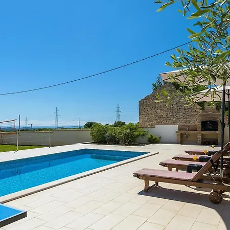 別荘 Monteci プーラ